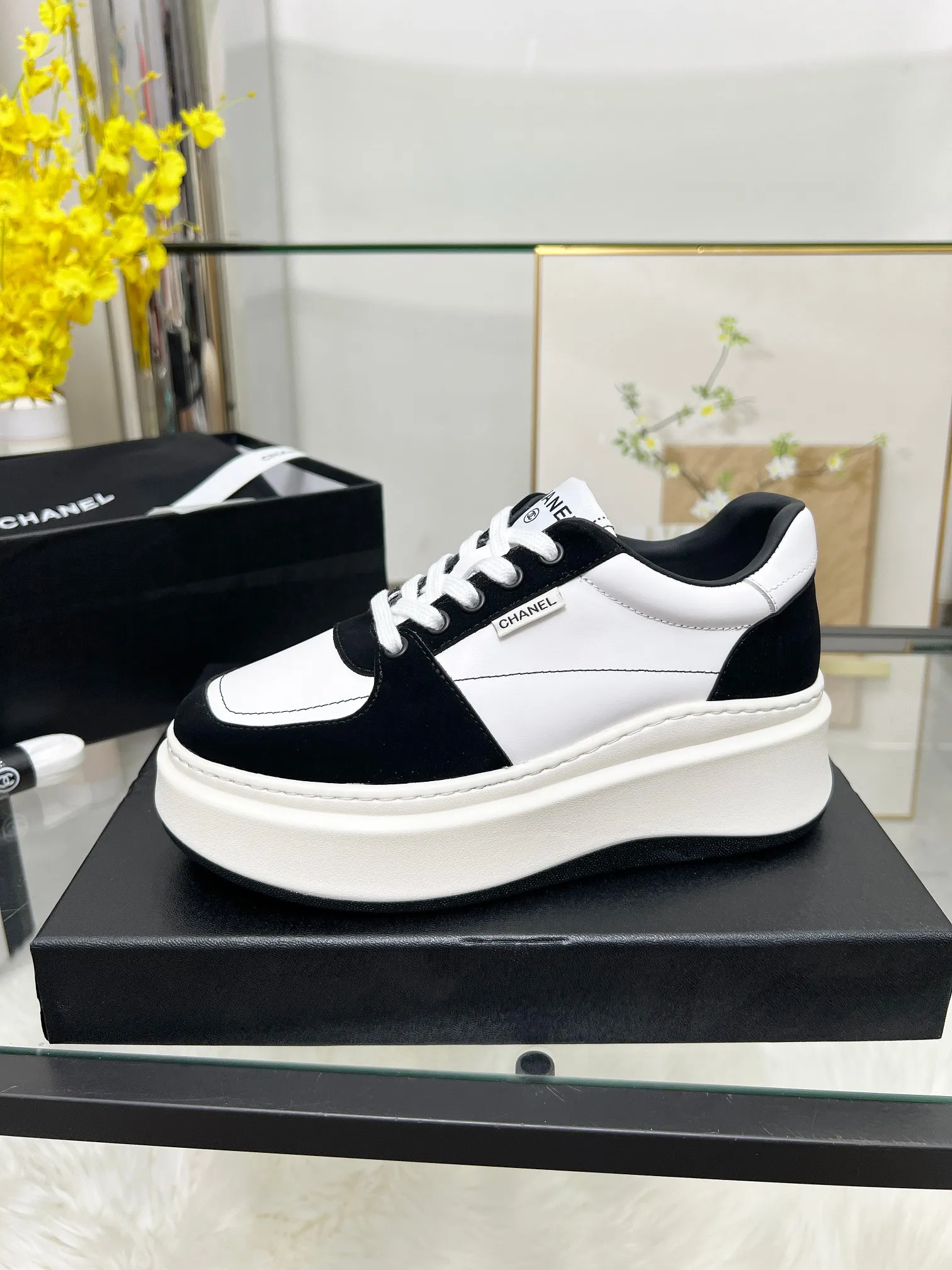 👟👟Ex-factory price 480👟👟 CHANEL 25C spring and summer new sports shoes official website is available at the same time ❤️ Counter out-of-stock kings. Major bloggers are recommending new styles on social days. This season’s new styles are simply eye-catching and look great on the feet. The casual casual sports style is refreshing and natural, interpreting Chanel’s fashionable femininity. The overall customization makes all sports models on the market at that time obsolete. This series is now available for sale! The upper is made of custom imported pebbled calf leather ➕ custom frosted calf leather. The lining is made of original one-to-one professionally customized mesh. Hardware accessories. Original full set of molds (not common in the market). Original custom molded TPU combination outsole. Height 4 cm. Women's size 35-39.